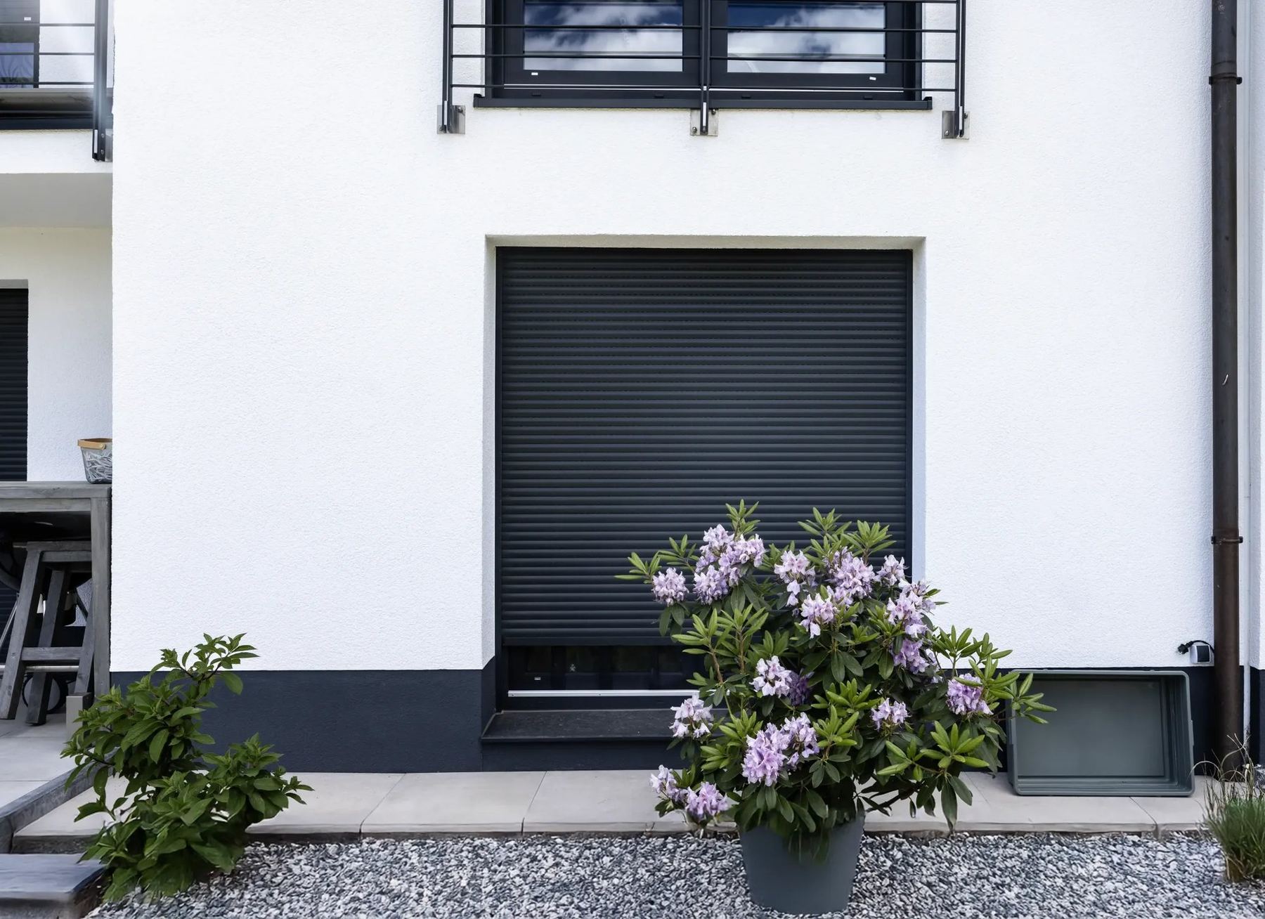 Einbruchhemmender Sicherheitsrollladen an einem Einfamilienhaus im Abendlicht