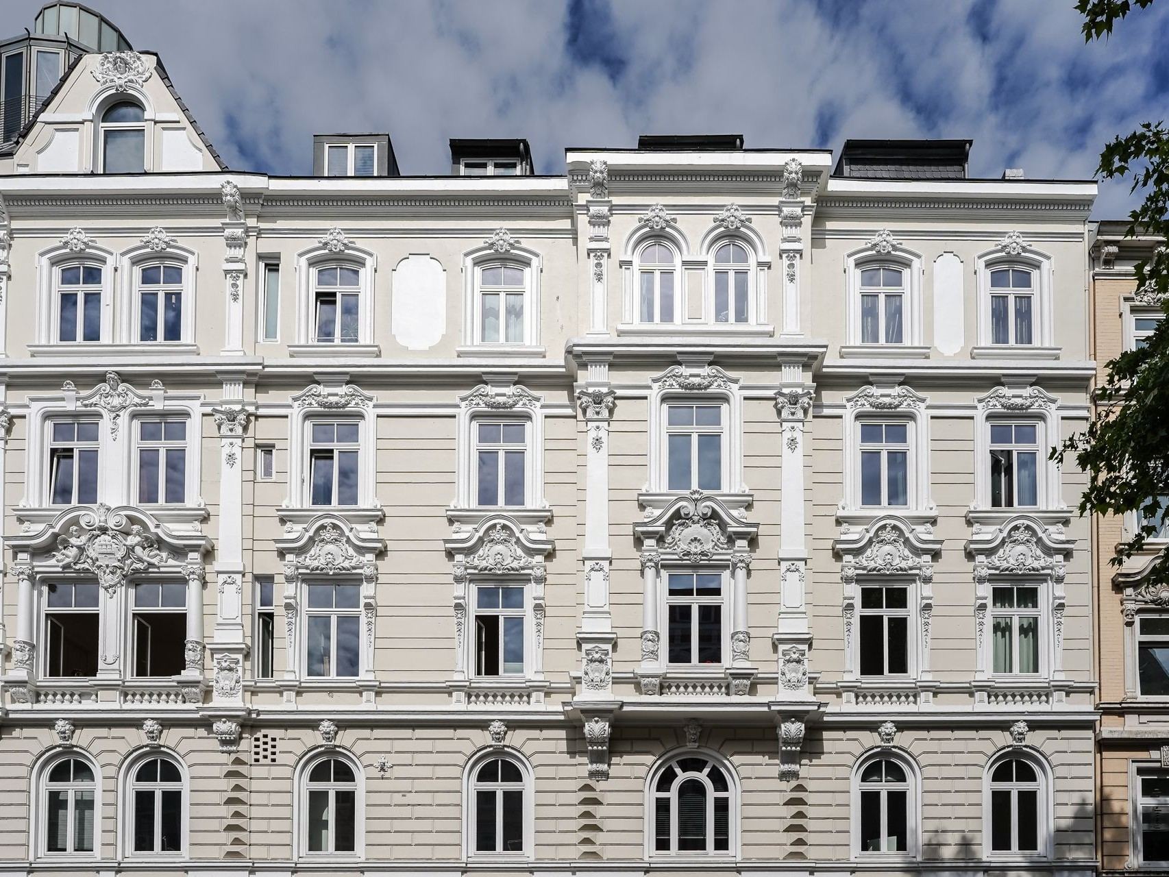 Historische Altbaufassade mit reich verzierten Fensterelementen