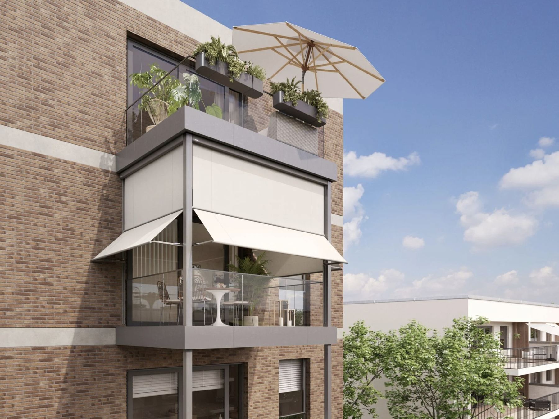 Markisolette und Sonnenschirm auf einem Stadtbalkon