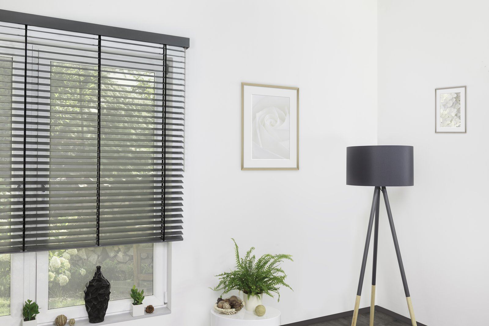 Jalousie mit horizontalen Lamellen an einem Fenster