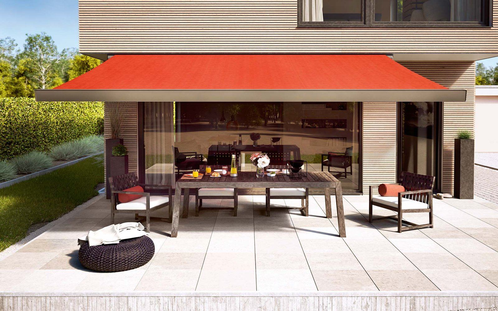 Terrassenmarkise an einem modernen Haus