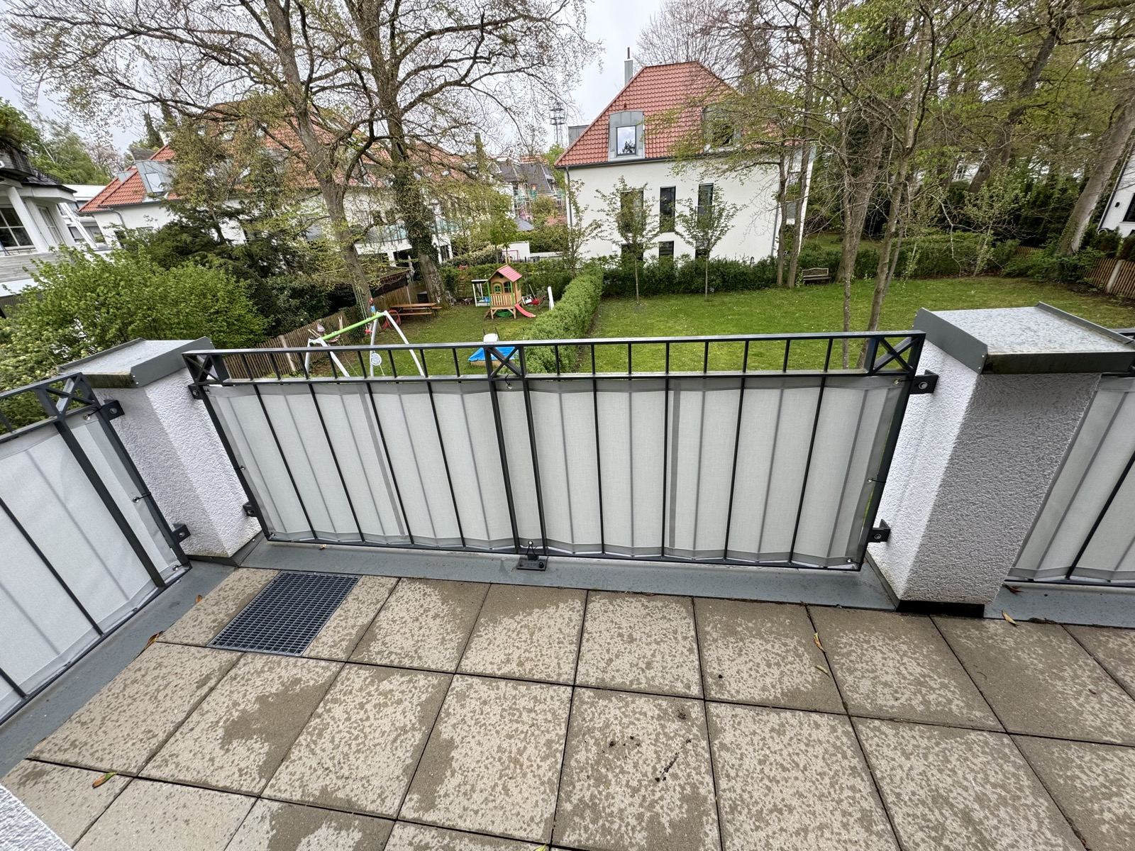 Balkonbespannung an einem Stadtbalkon