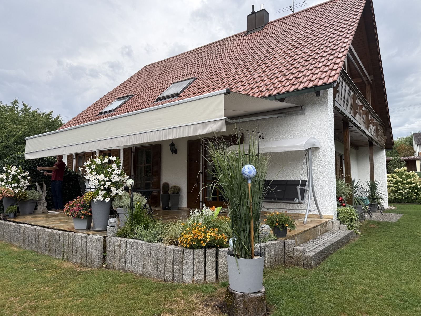 Markise über der Terrasse, Ansicht von der Seite