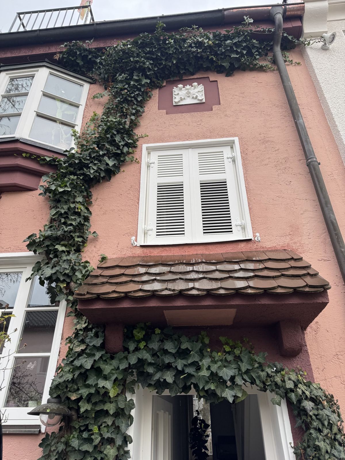 Klappladen an einer Hausfassade