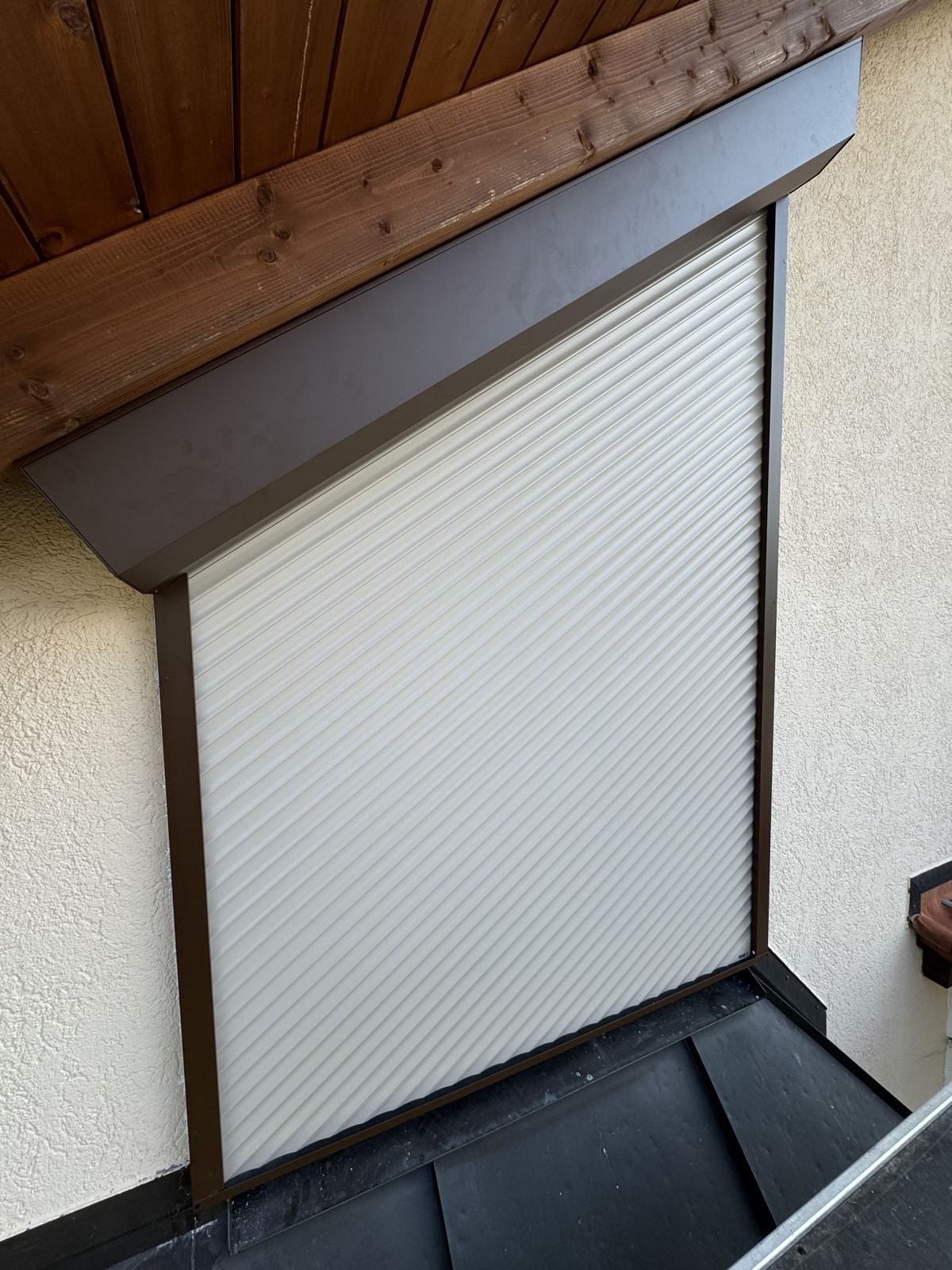 Asymmetrischer Vorbaurollladen an einem Giebelfenster