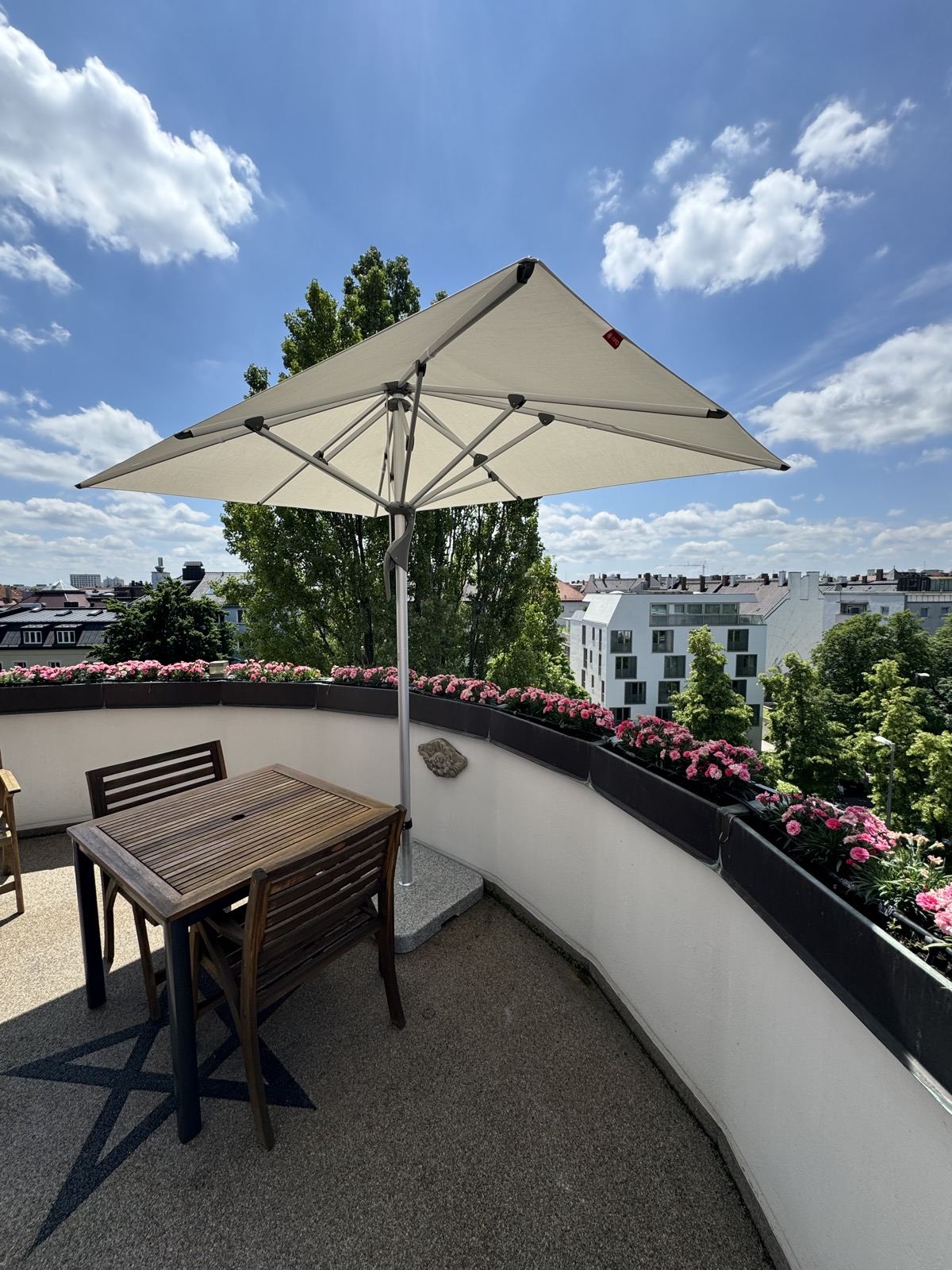 Design-Sonnenschirm auf einer kleinen Dachterrasse