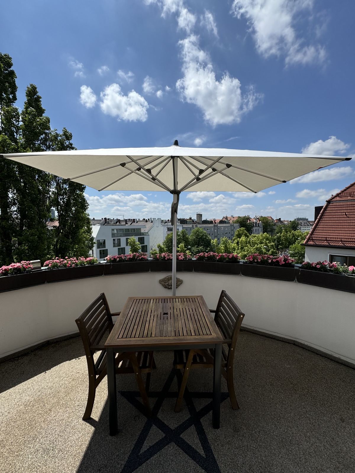 Sonnenschirm über dem Sitzbereich auf der Dachterrasse