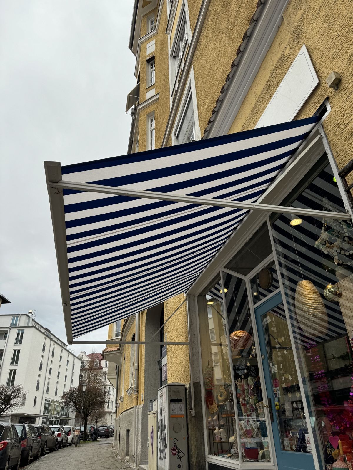 Historische Markise über dem Ladeneingang