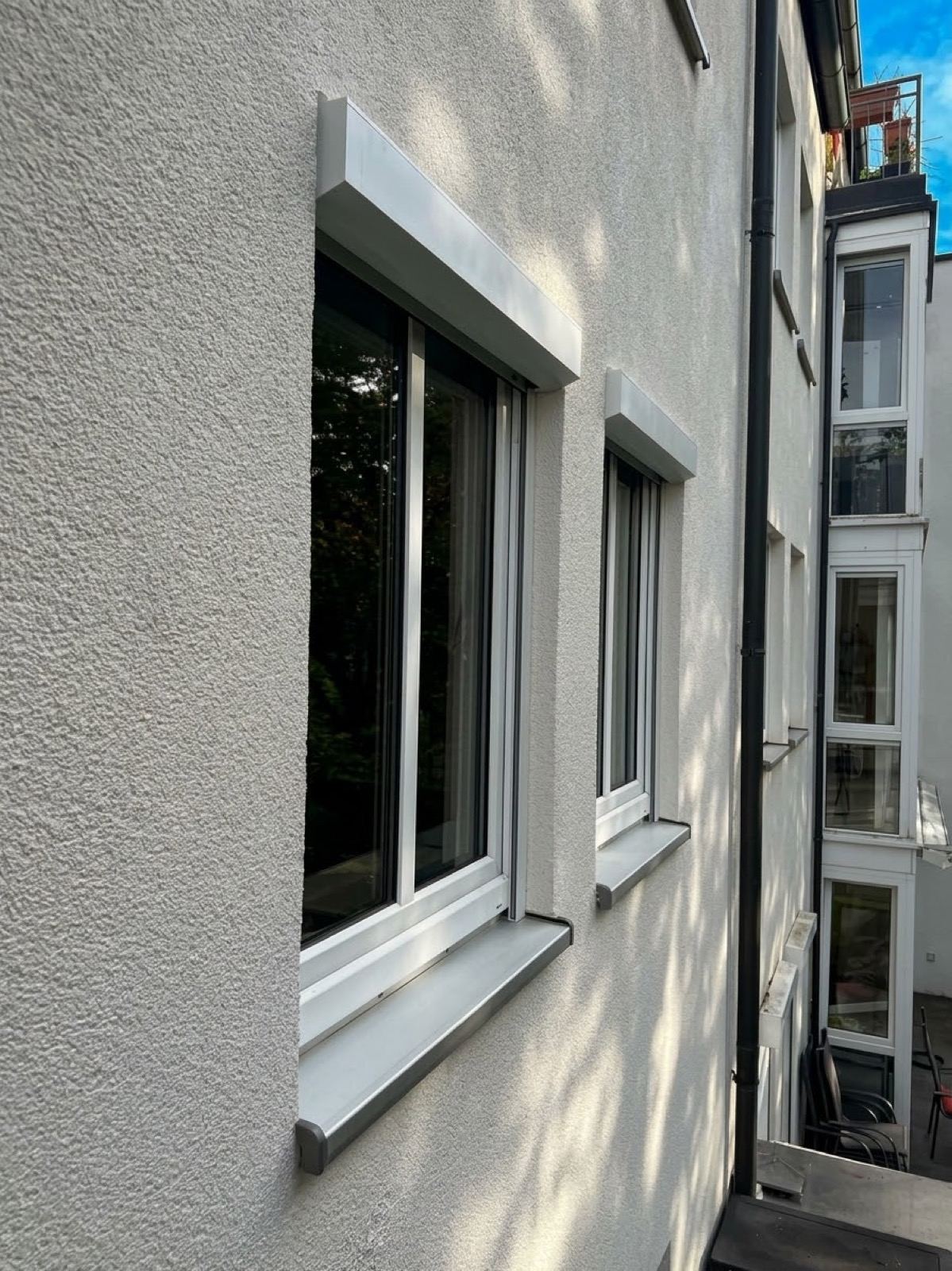 Vorbaurollläden an mehreren Fenstern eines Wohnobjekts