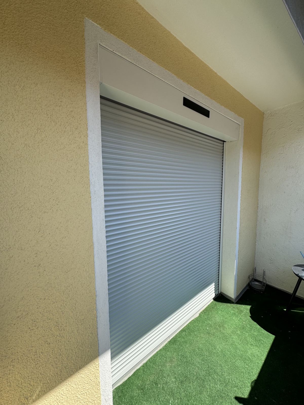 Solar-Vorbaurollladen an einem Balkon