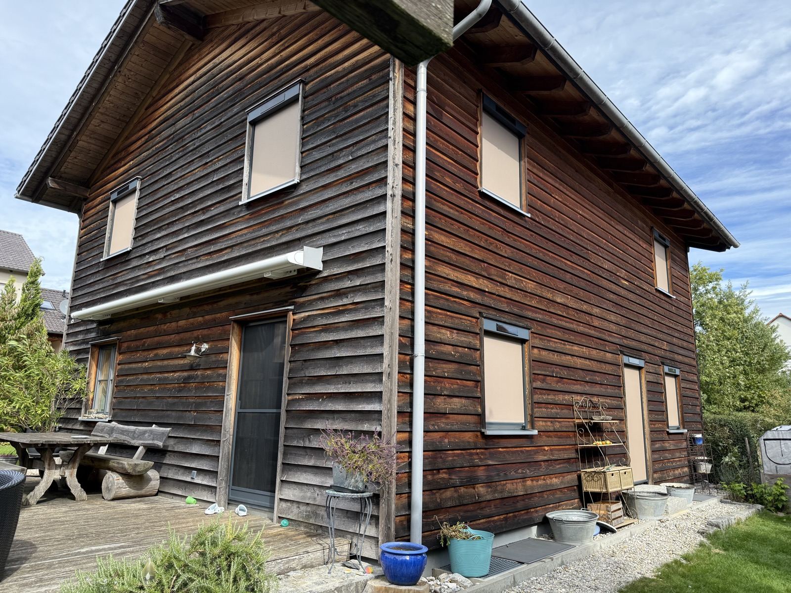 Solarbetriebene Zip-Screens an einem Einfamilienhaus