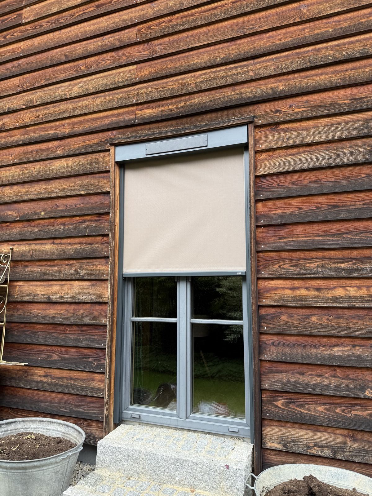 Zip-Screen an einem Fenster, halb heruntergefahren