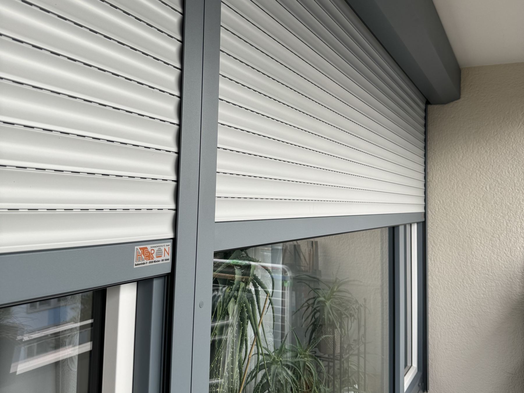Rollladen an einem Balkon mit Heron Sonnenschutz Aufkleber