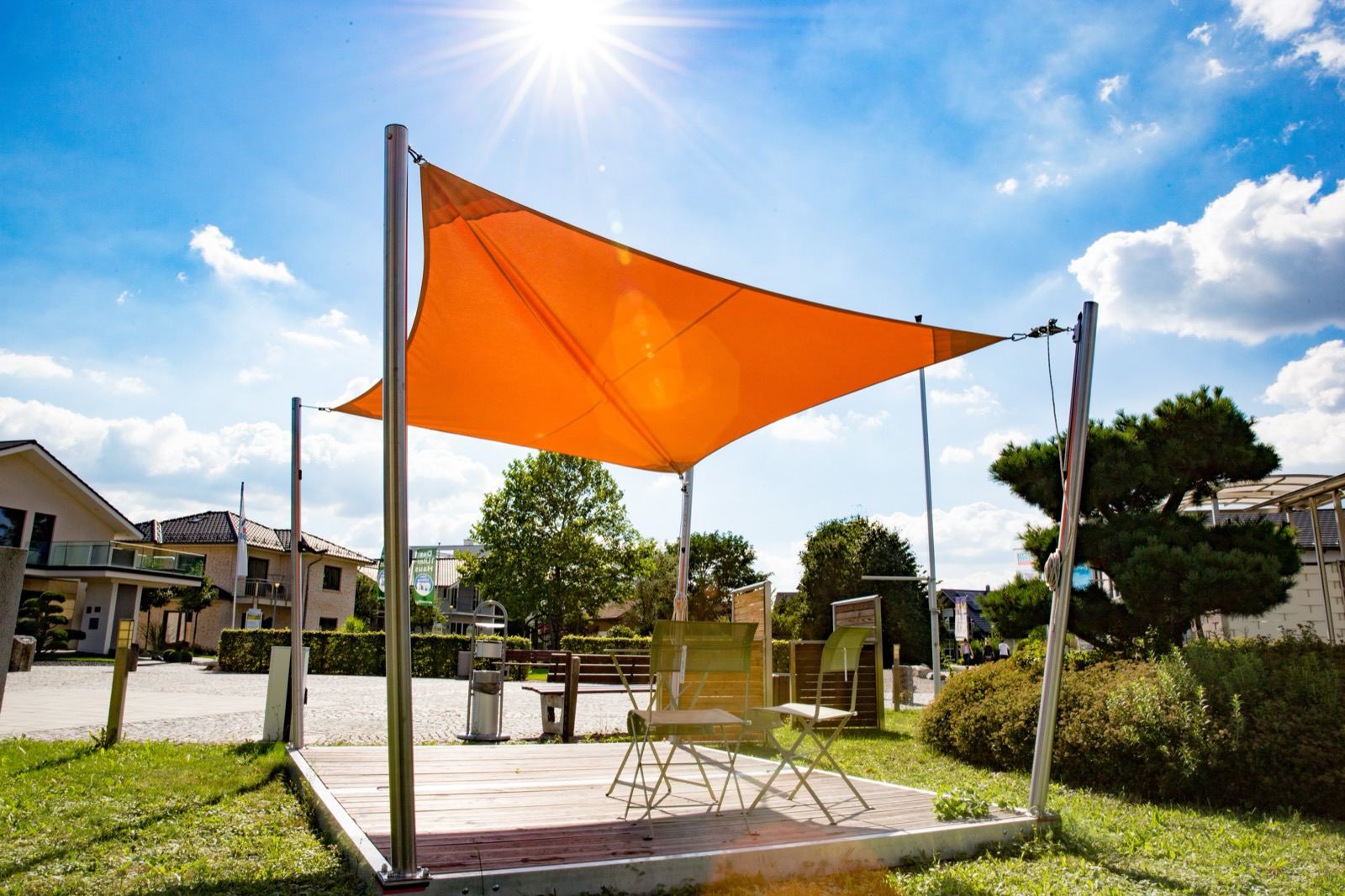 Sonnensegel über einem Sitzbereich im Garten