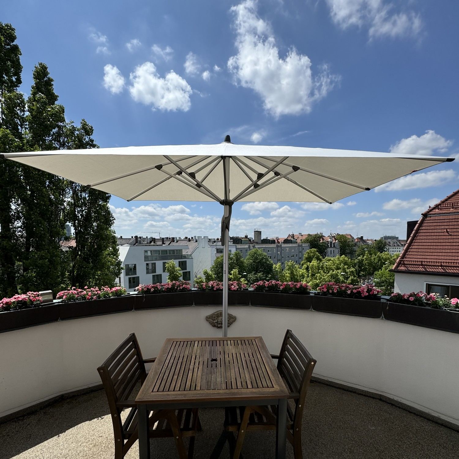 Sonnenschirm auf einer Terrasse mit Blick über die Stadt