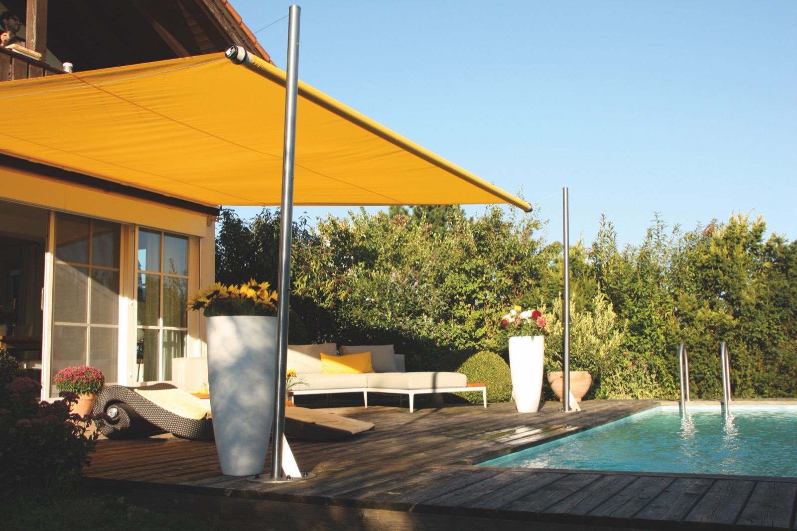 Sonnensegel über einer privaten Terrasse mit Pool