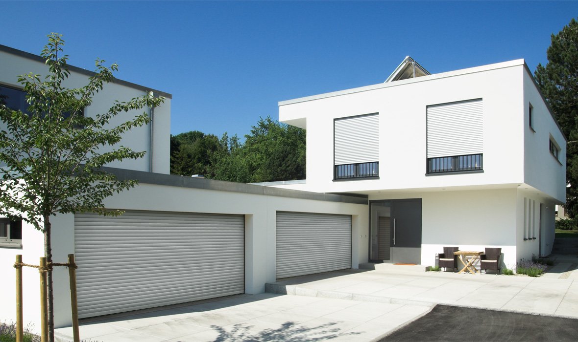 Einfamilienhaus mit Deckenlauftor als Garagentor