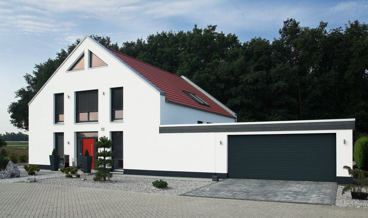 Garagentor als gestalterisches Element an einem Einfamilienhaus