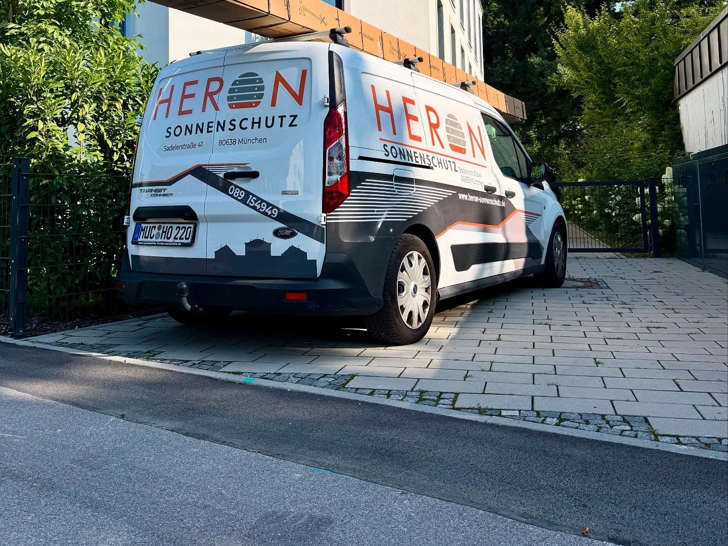 Heron Sonnenschutz Firmenwagen vor einem Wohnhaus in München